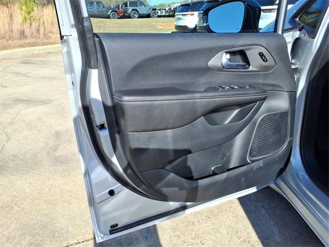 New 2026 Chrysler Pacifica Select image 19