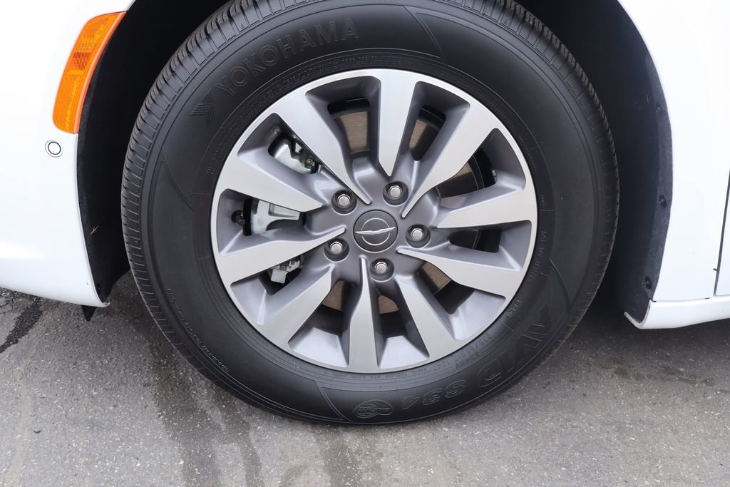 Used 2025 Chrysler Pacifica Select FWD image 14