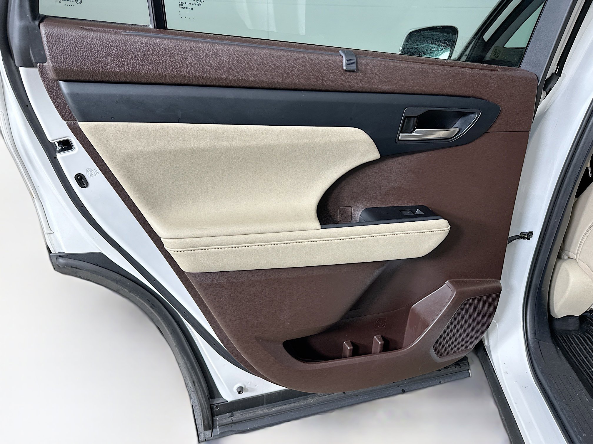 Used 2020 Toyota Highlander XLE image 26