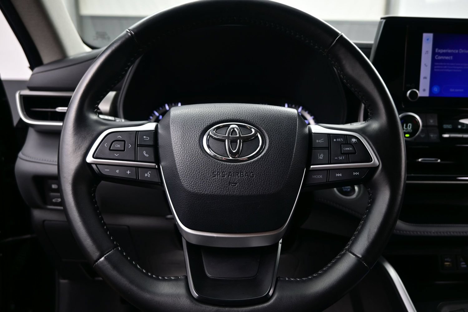 Used 2024 Toyota Highlander LE FWD image 23