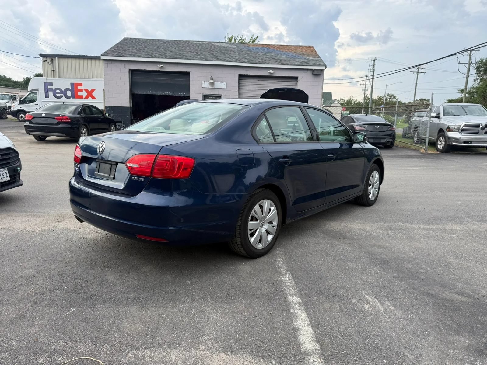 Used 2011 Volkswagen Jetta SE FWD image 3
