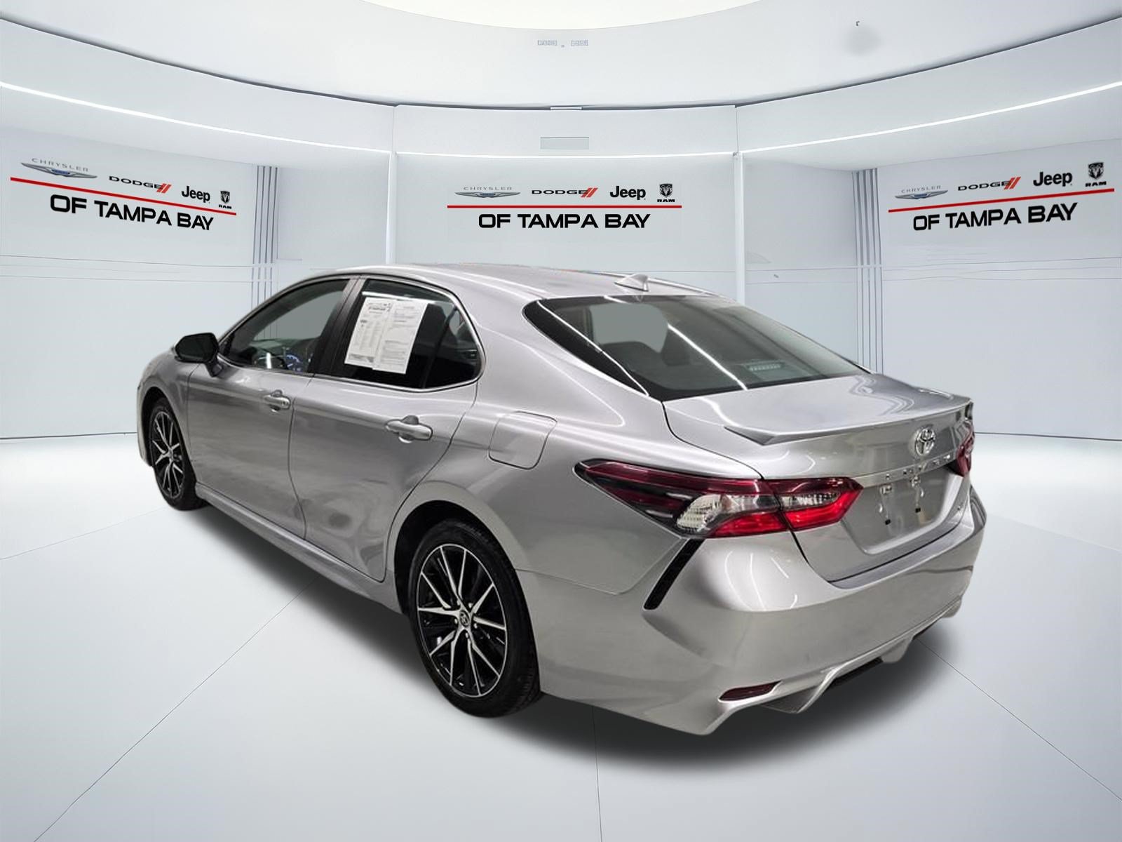 Used 2023 Toyota Camry SE FWD image 4