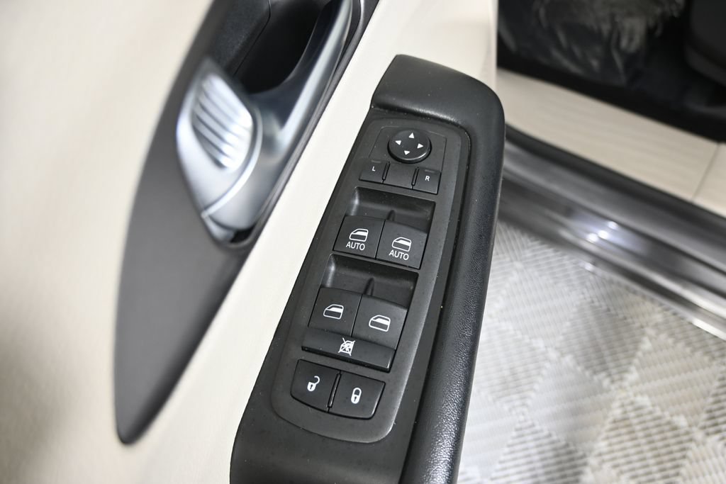 Used 2022 Chrysler Pacifica Touring-L FWD image 20