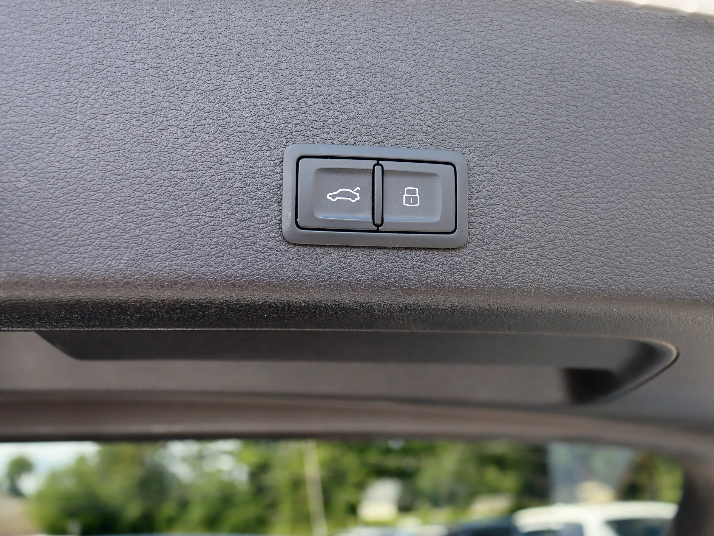 Used 2019 Audi e-tron Premium Plus image 40