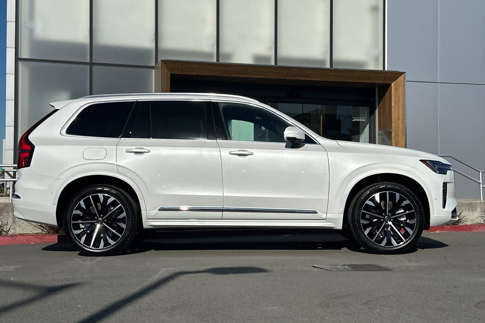 New 2026 Volvo XC90 B6 Plus w/ Protection Package Premier image 8