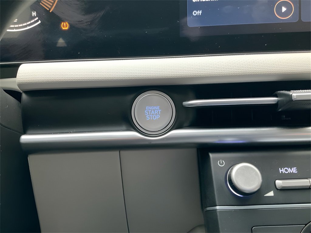 Certified 2025 Hyundai Tucson SE image 25