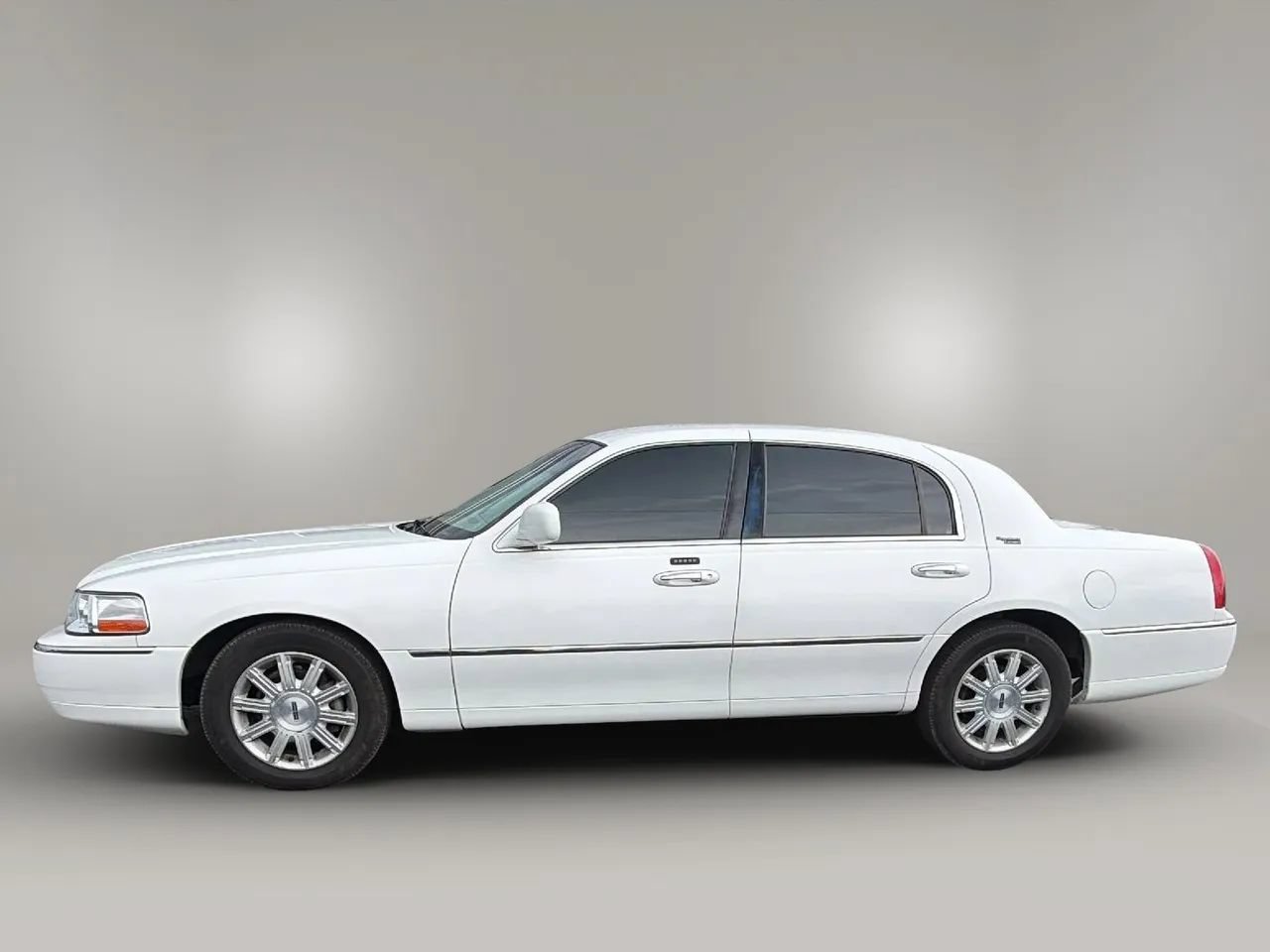 Used 2009 Lincoln Town Car Signature Limited RWD image 2