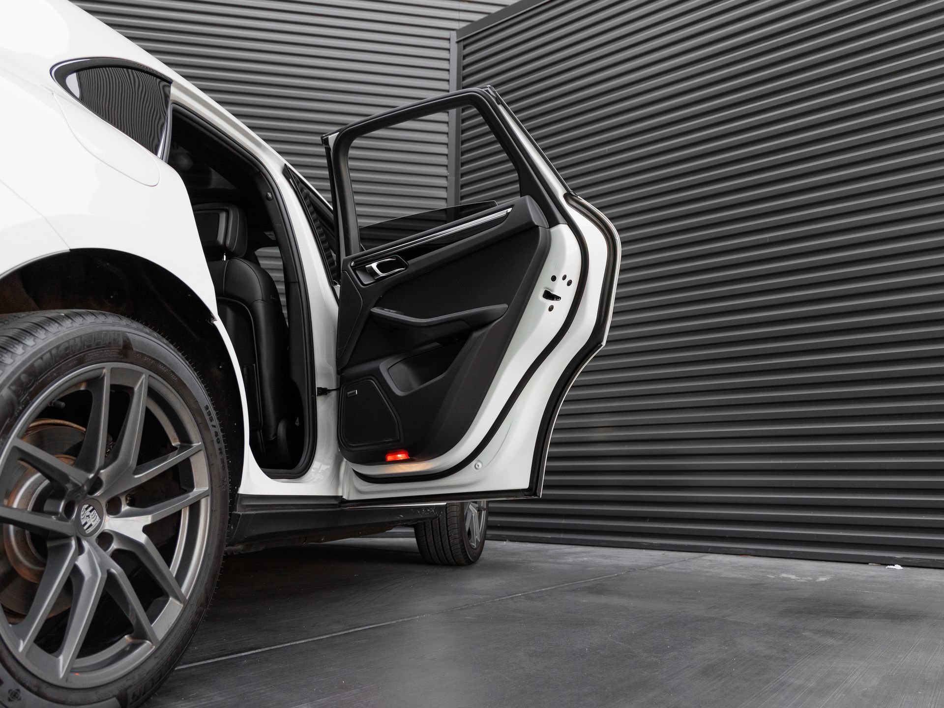 Certified 2025 Porsche Macan Turbo AWD/4WD image 32