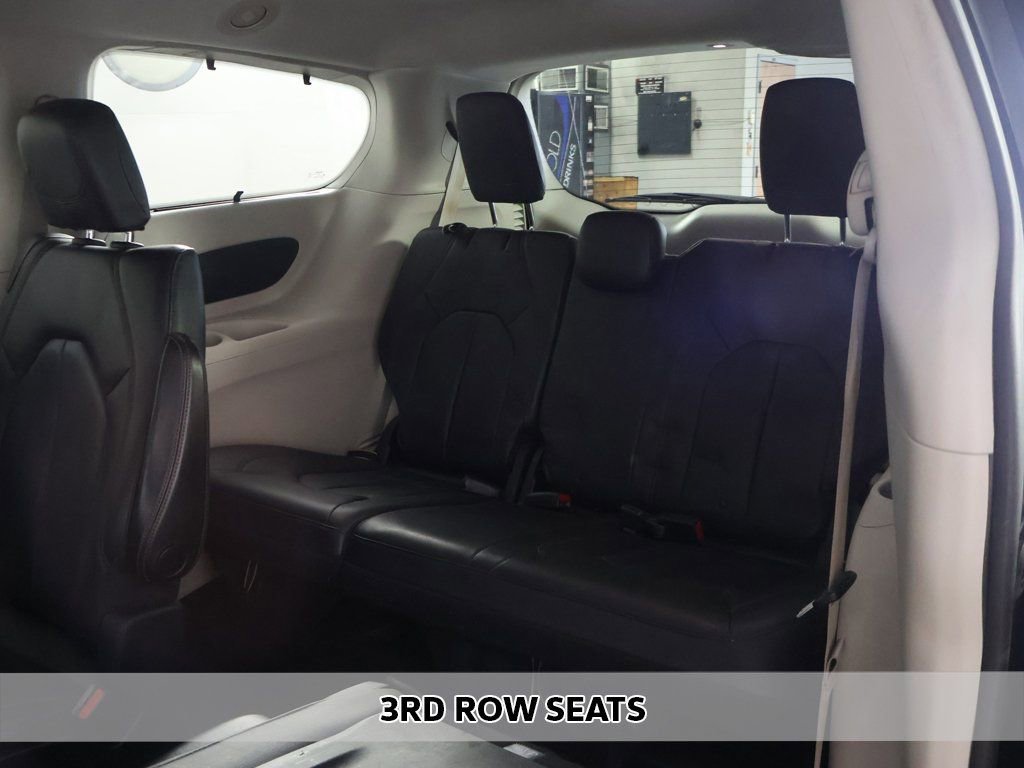 Used 2020 Chrysler Pacifica Touring-L FWD image 6