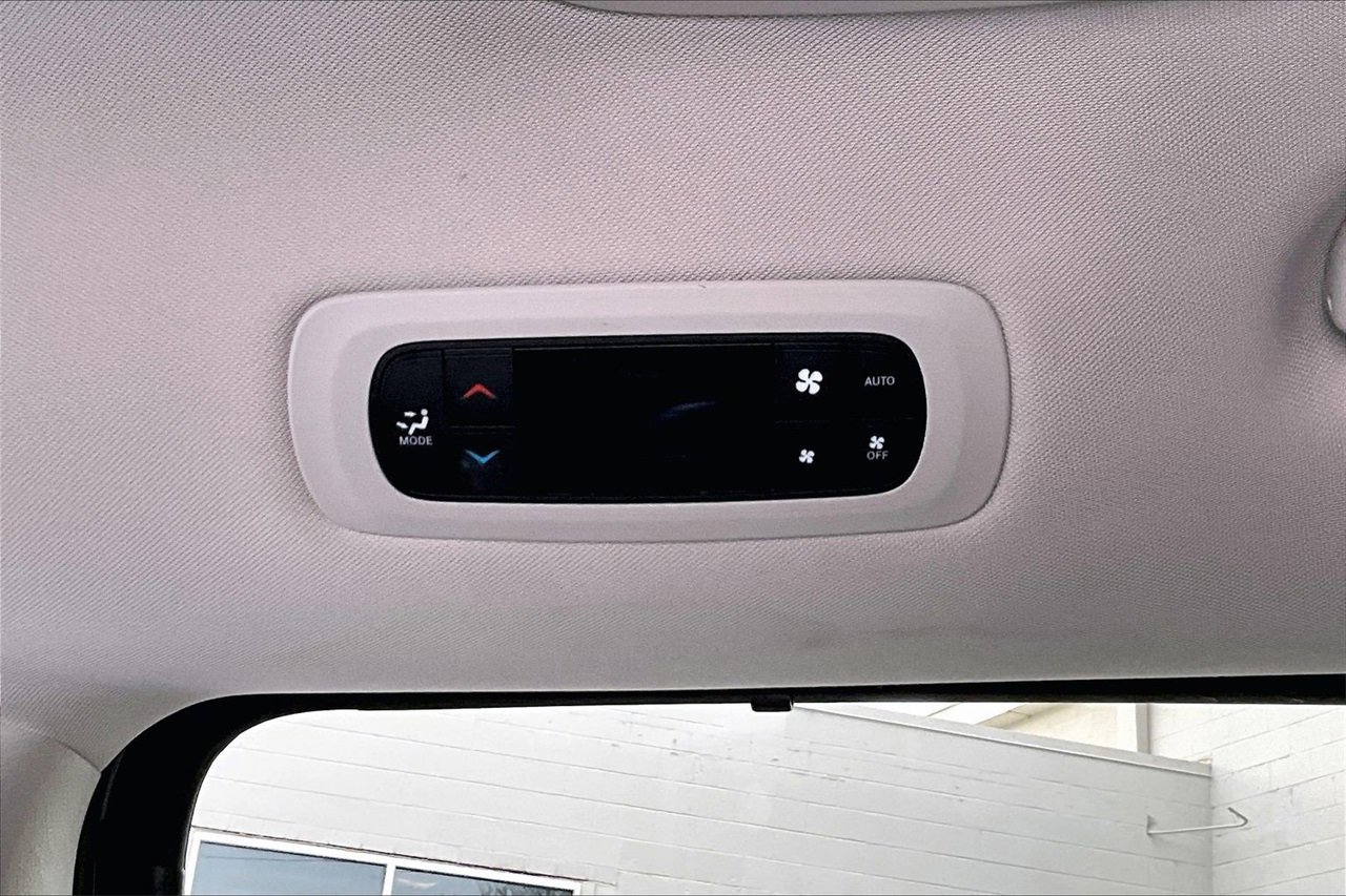 Certified 2024 Chrysler Pacifica Touring-L image 15