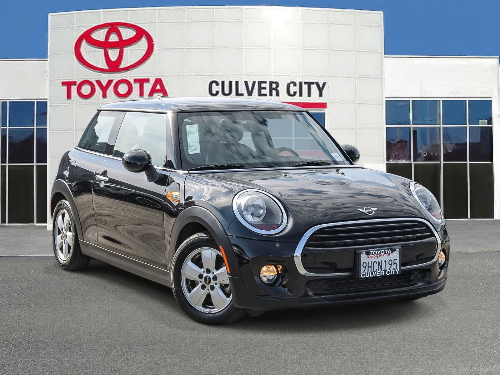 Used 2019 MINI Cooper 2-Door Hardtop image 1