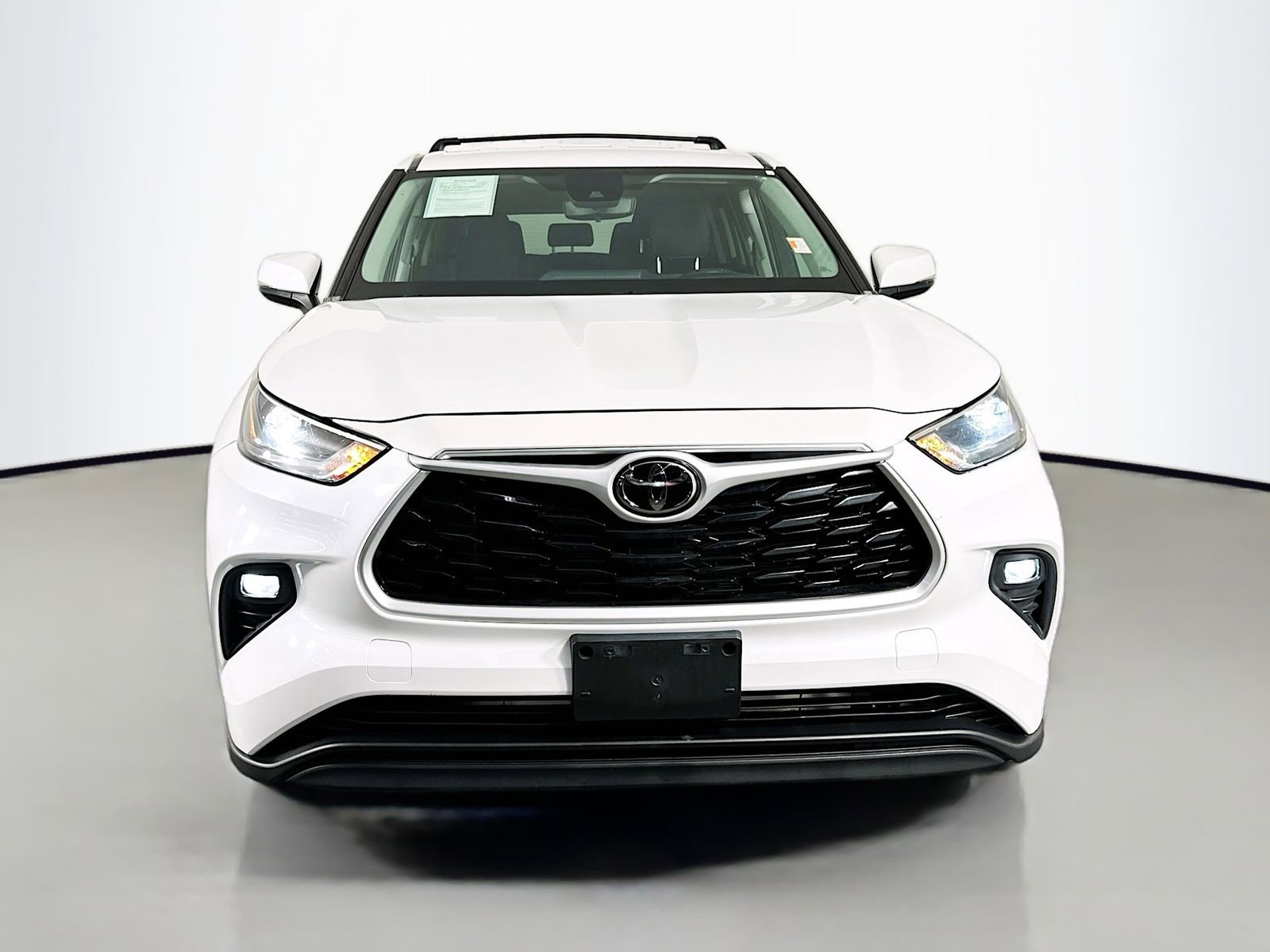Used 2022 Toyota Highlander LE FWD image 2