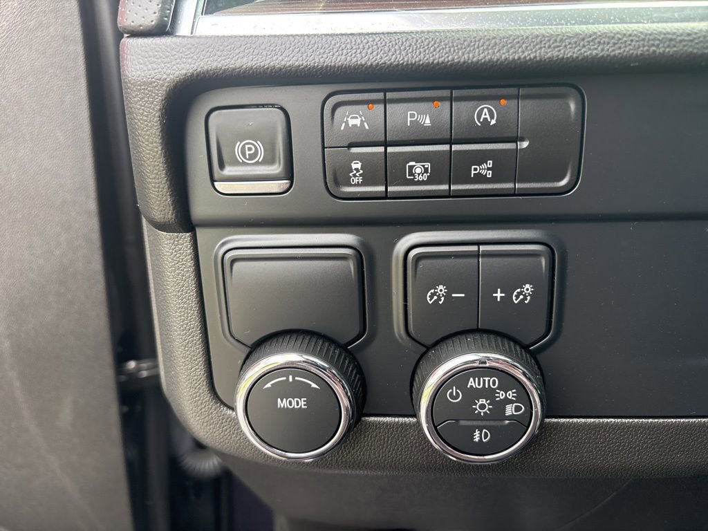 Used 2025 Chevrolet Suburban Premier RWD image 19