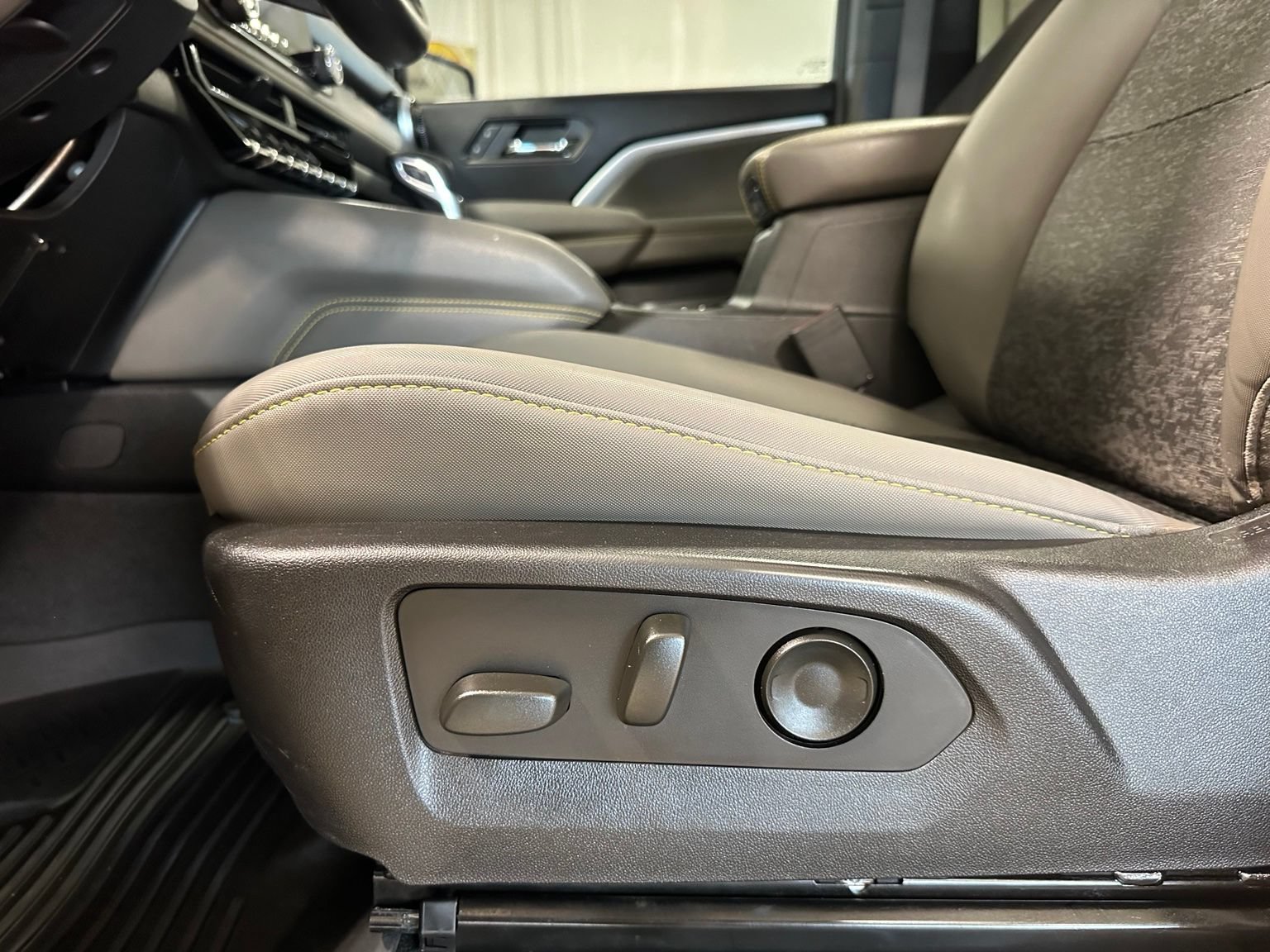 Used 2024 Chevrolet Colorado ZR2 w/ Technology Package AWD/4WD image 14