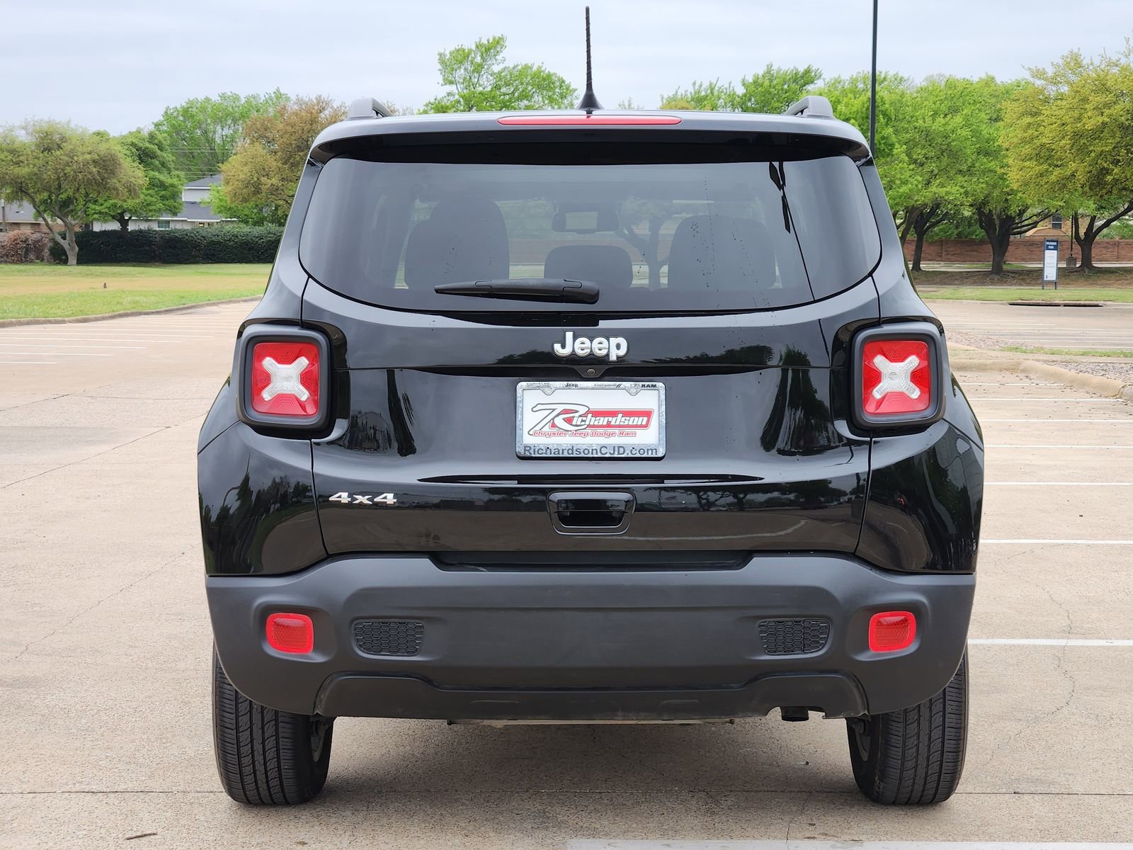 Used 2023 Jeep Renegade Latitude w/ Sun/Sound Group AWD/4WD image 5