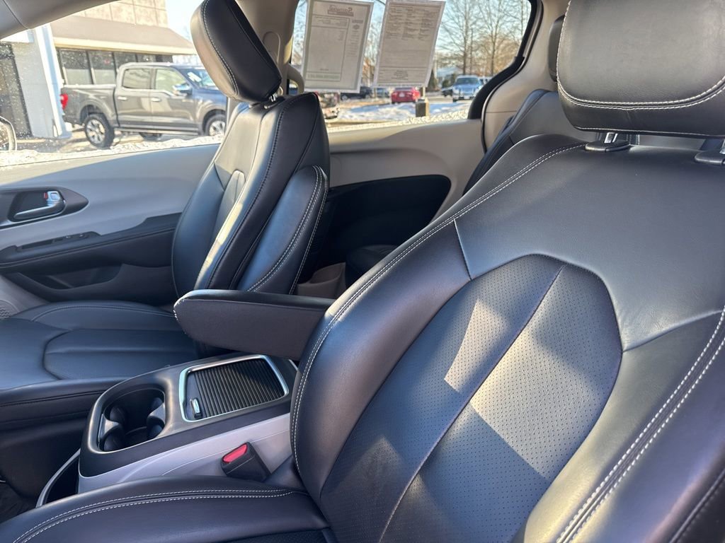 Used 2023 Chrysler Pacifica Touring-L image 18