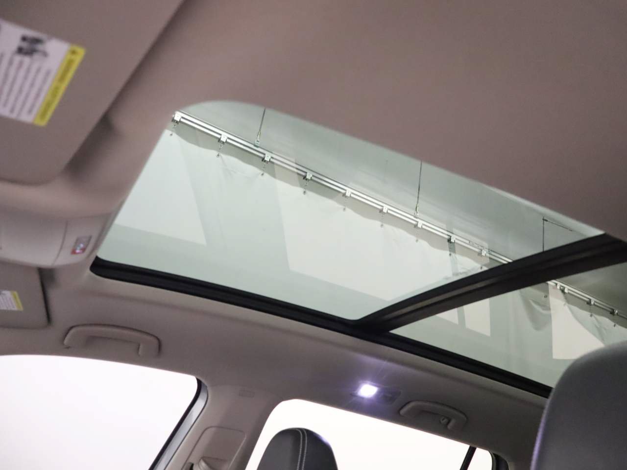 Used 2023 Volkswagen Atlas SE w/ Panoramic Sunroof Package FWD image 17