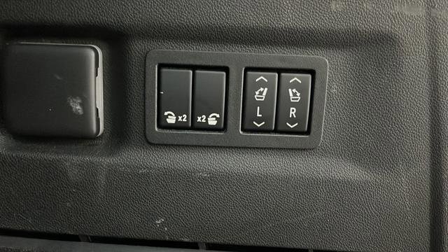 Used 2022 GMC Yukon XL SLT w/ SLT Premium Package AWD/4WD image 31