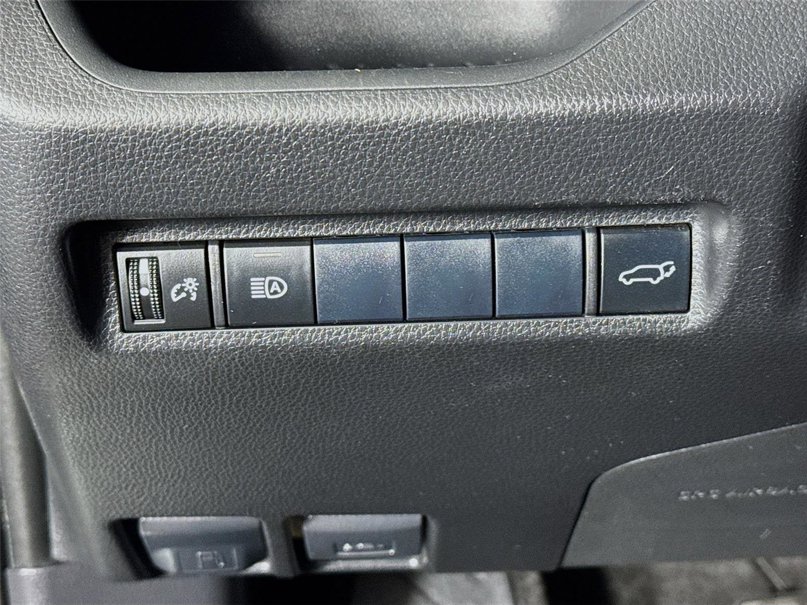 Used 2019 Toyota RAV4 XLE w/ Convenience Package FWD image 11