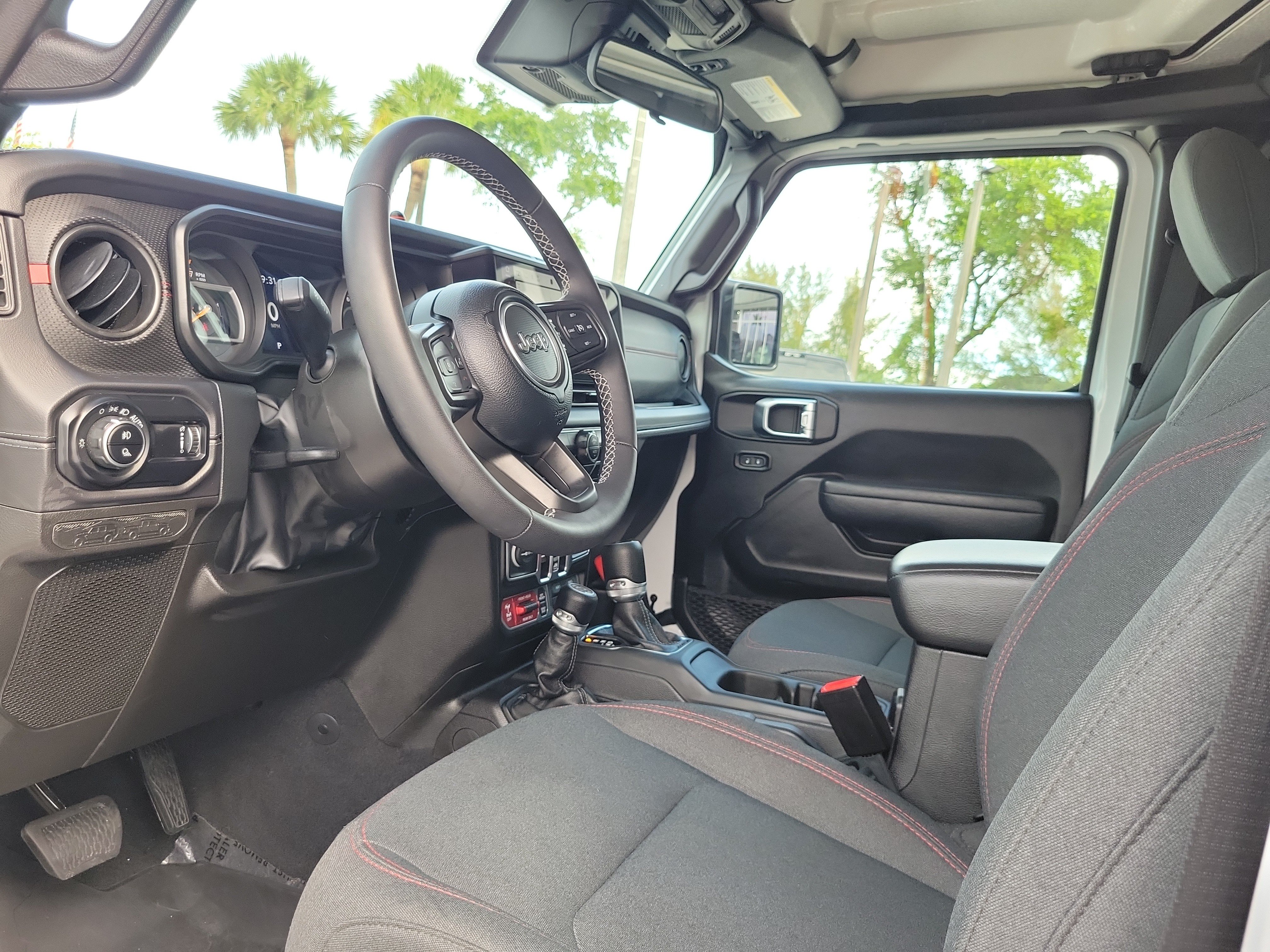 Used 2025 Jeep Gladiator Rubicon AWD/4WD image 9