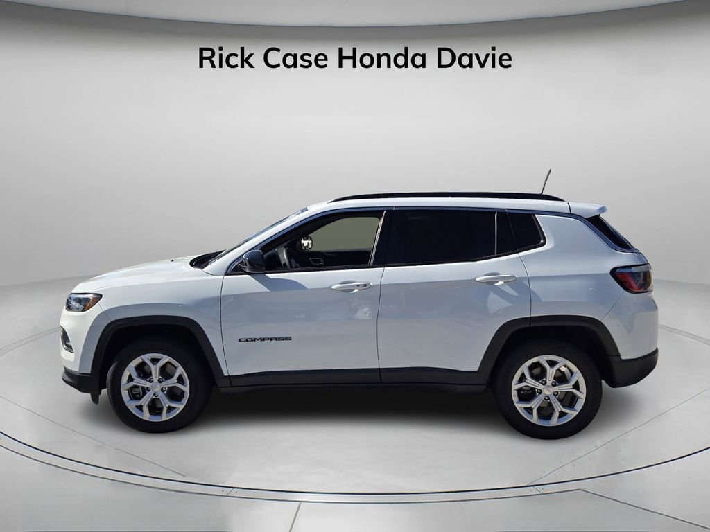 Used 2024 Jeep Compass Latitude image 4