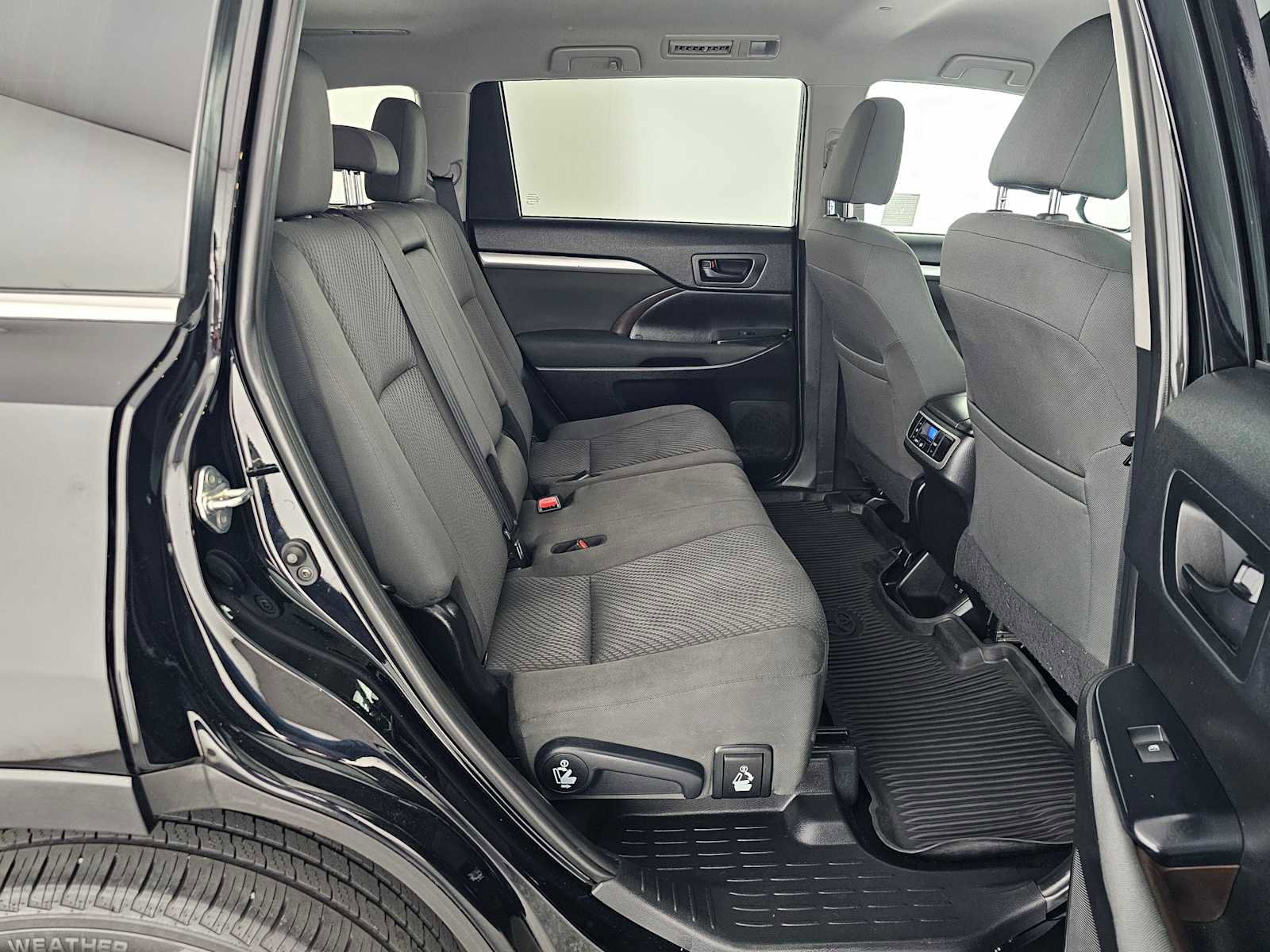 Used 2019 Toyota Highlander LE FWD image 12