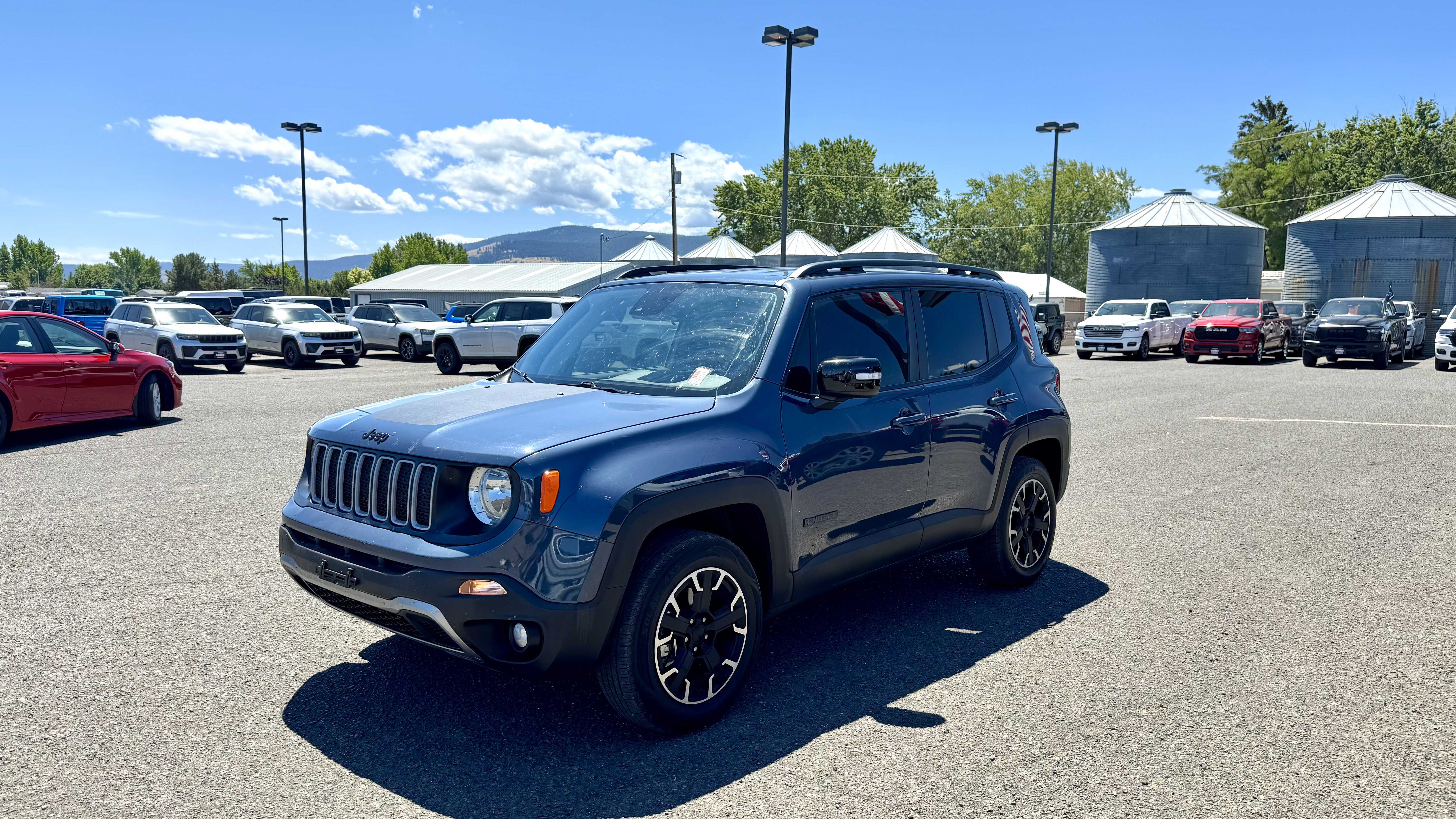 Used 2023 Jeep Renegade Latitude AWD/4WD image 3