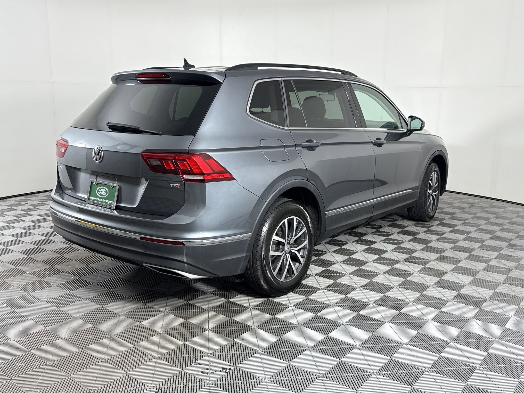 Used 2018 Volkswagen Tiguan SE w/ Panoramic Sunroof Package FWD image 9