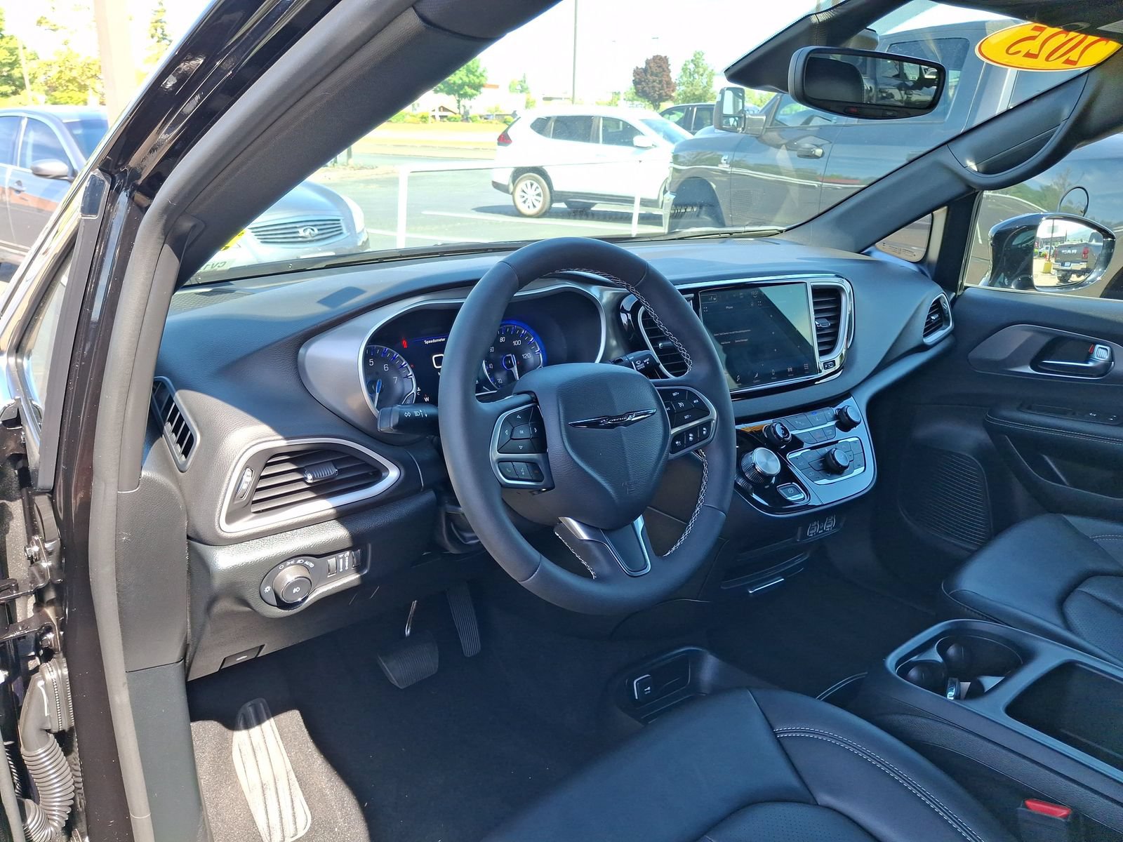 Certified 2025 Chrysler Pacifica Select FWD image 17