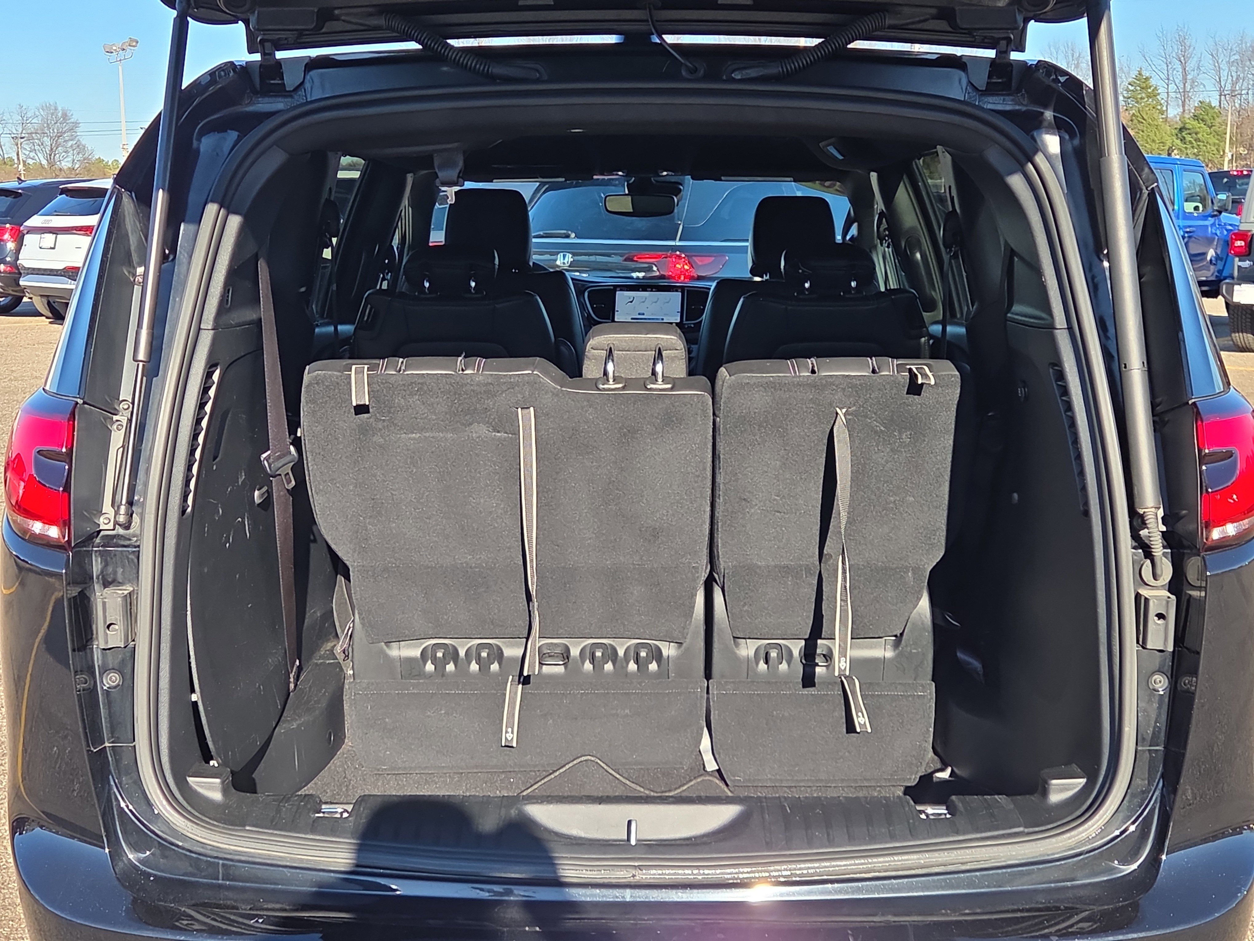 Used 2025 Chrysler Pacifica Select image 9