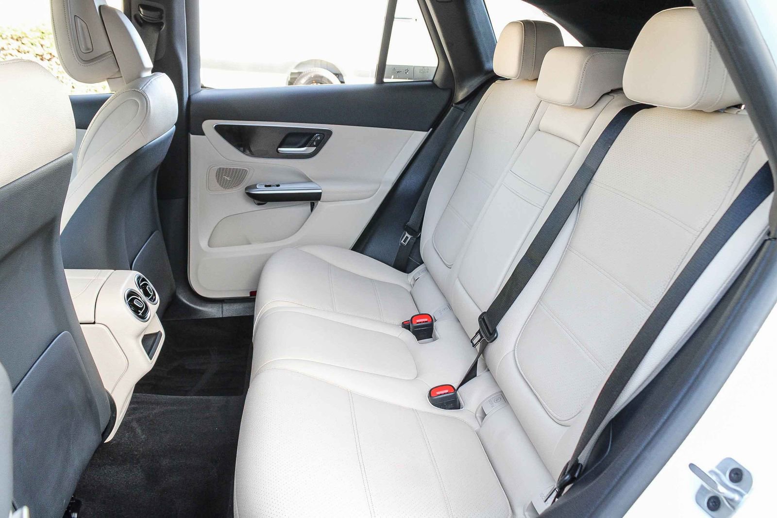 Used 2025 Mercedes-Benz GLC 300 image 18