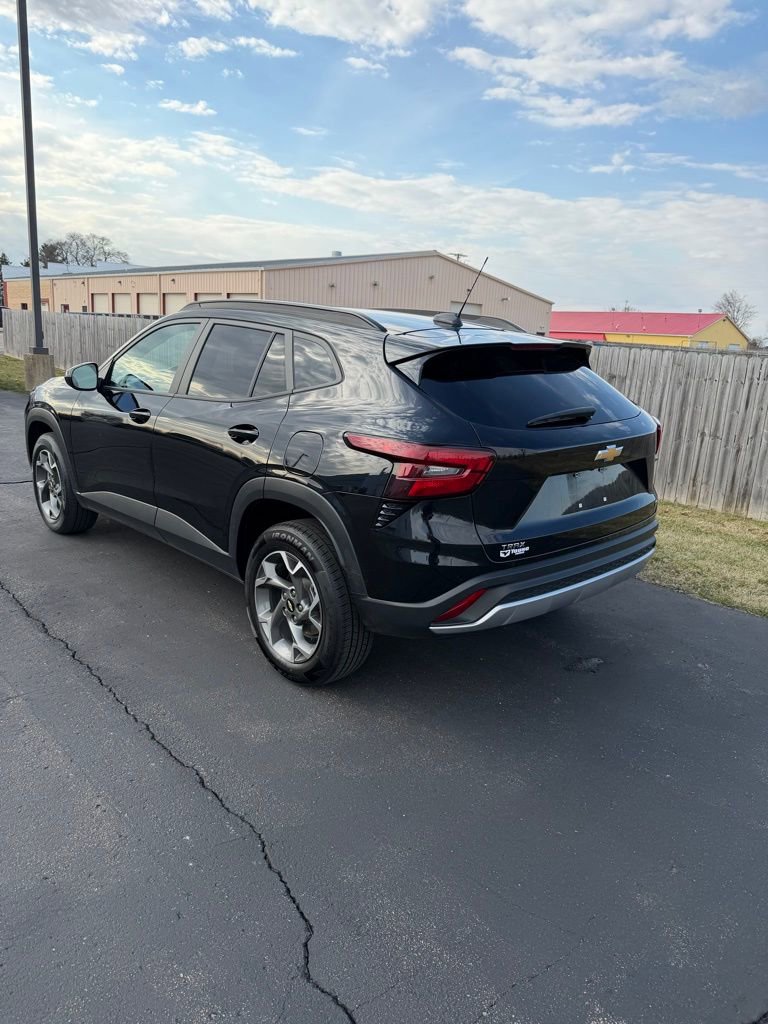 Used 2025 Chevrolet Trax LT FWD image 3