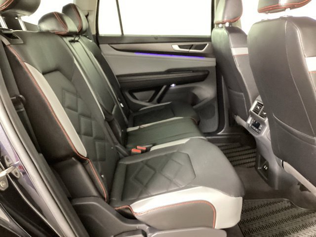 Used 2025 Volkswagen Atlas Peak Edition SE AWD/4WD image 24