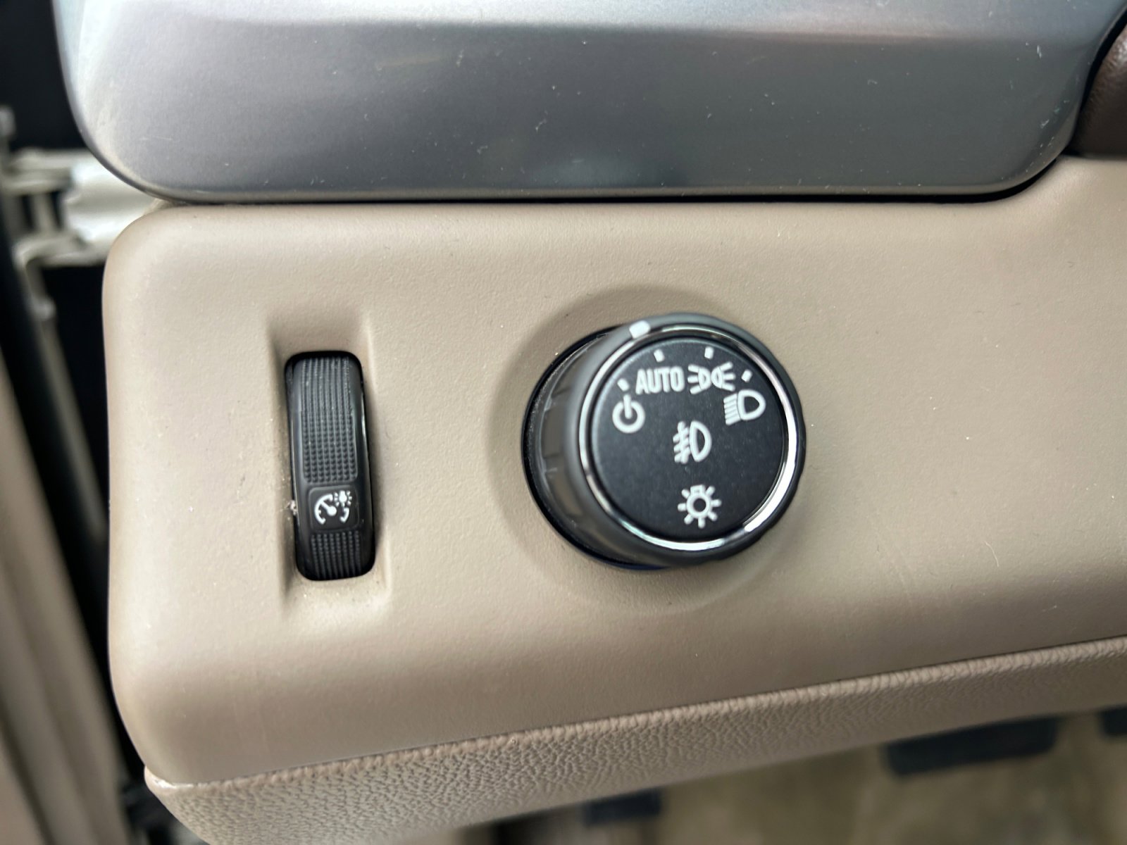 Used 2015 Chevrolet Tahoe LT w/ Luxury Package RWD image 16