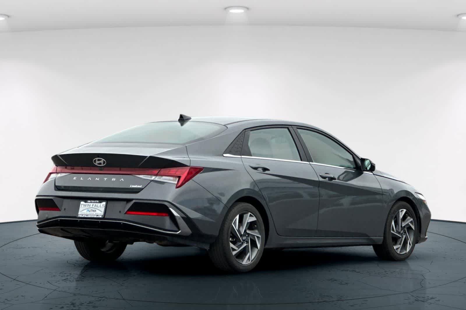 Used 2024 Hyundai Elantra Limited FWD image 2