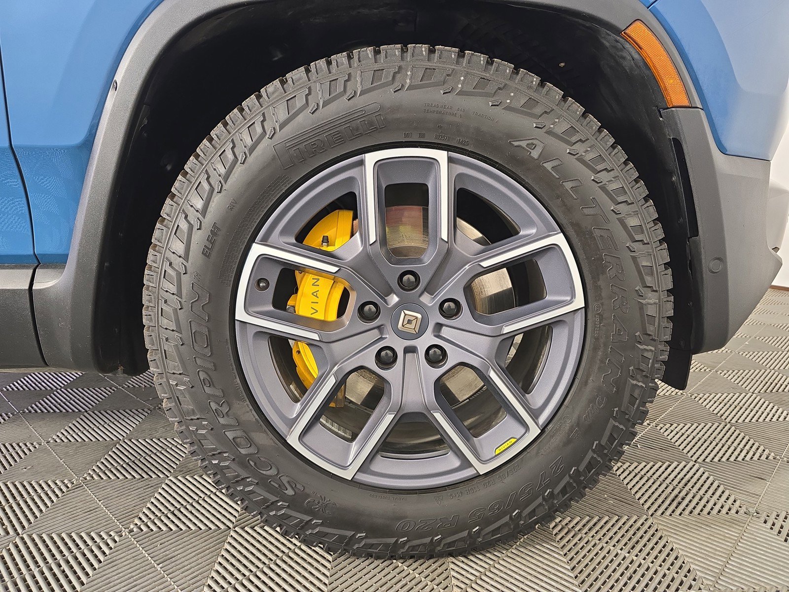 Used 2023 Rivian R1S Adventure AWD/4WD image 11
