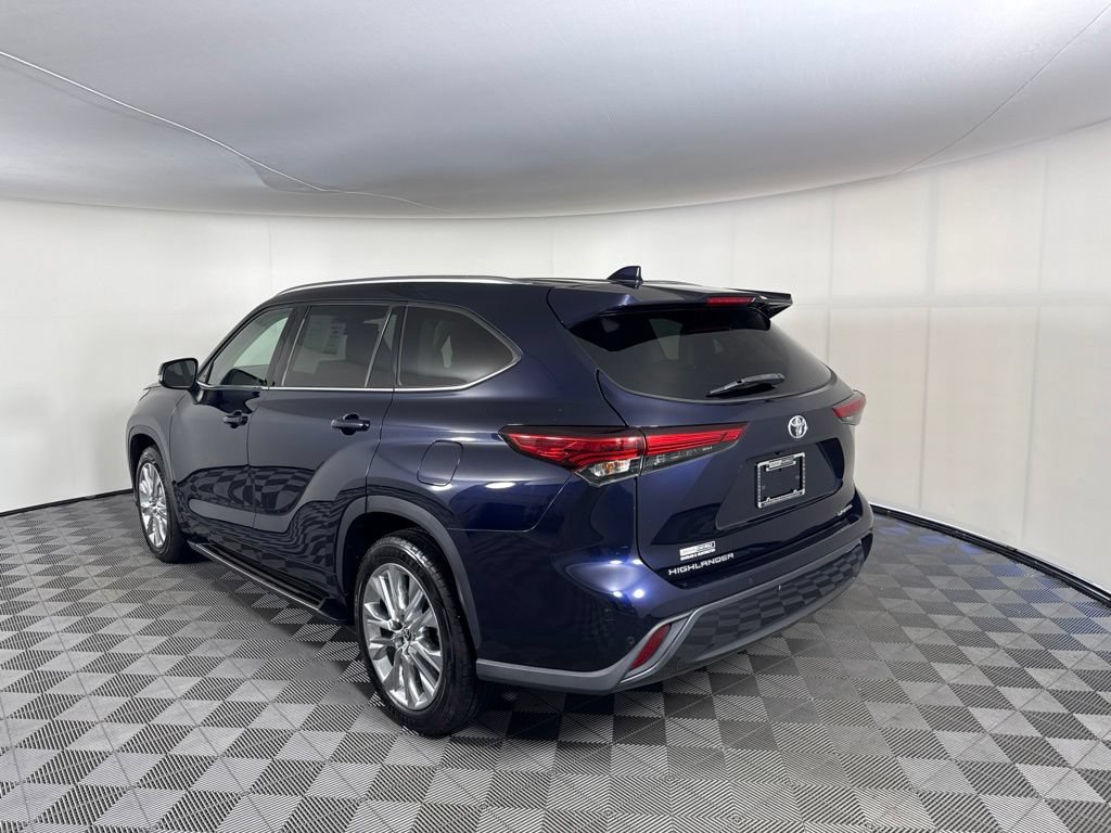 Used 2020 Toyota Highlander Limited FWD image 3