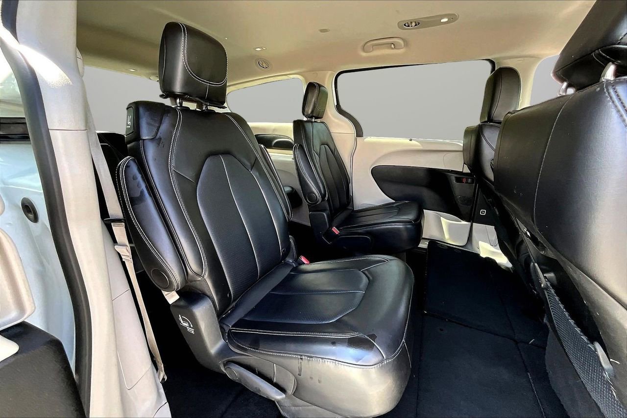 Certified 2024 Chrysler Pacifica Touring-L FWD image 23