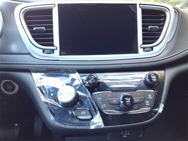 New 2026 Chrysler Pacifica Select image 18