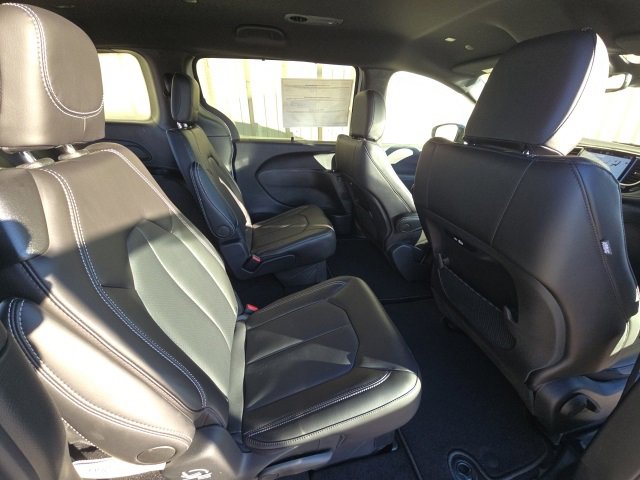 New 2026 Chrysler Pacifica Select image 10