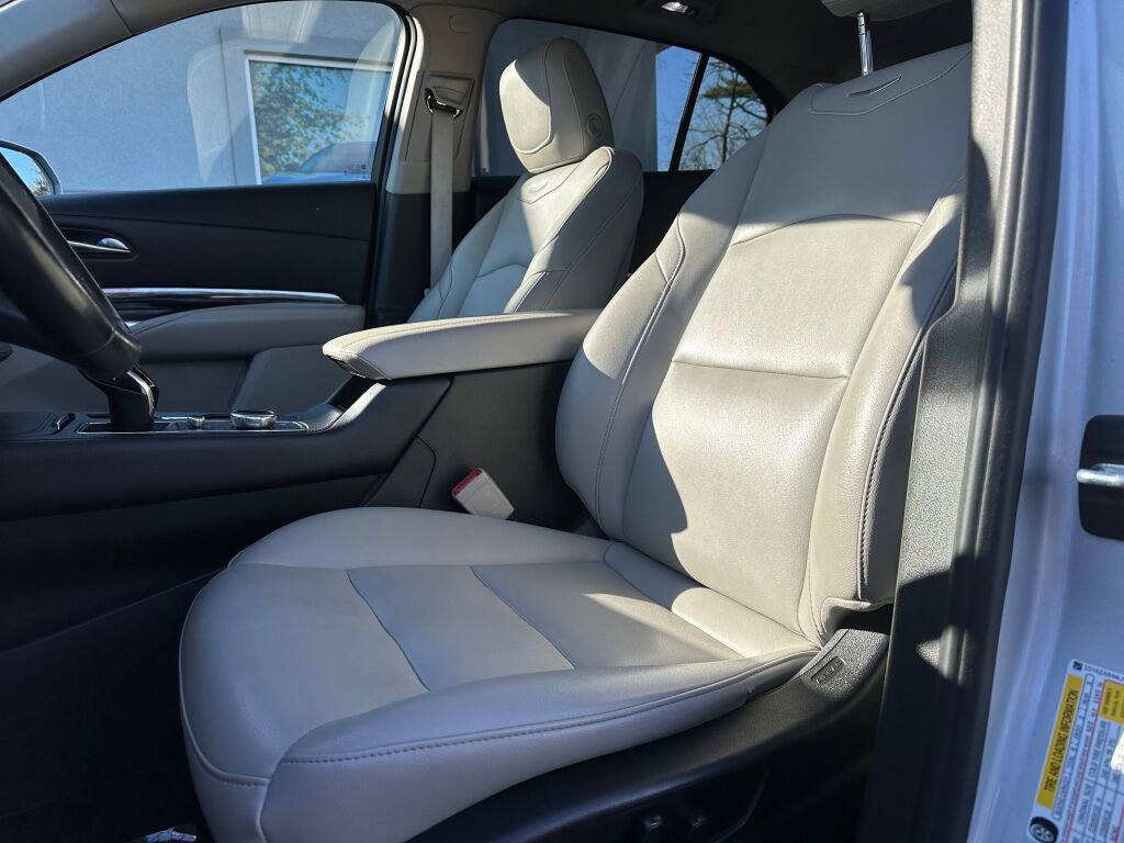 Used 2020 Cadillac XT4 Luxury w/ Cold Weather Package image 11