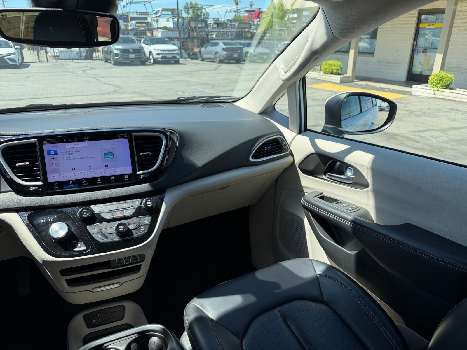 Used 2023 Chrysler Pacifica Touring-L image 38