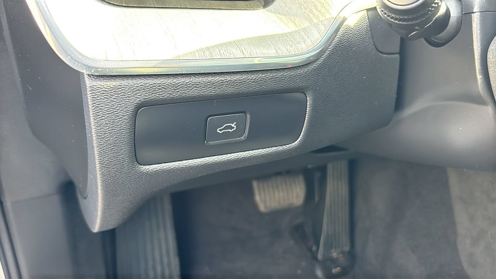 Certified 2025 Volvo XC60 B5 Plus AWD/4WD image 13