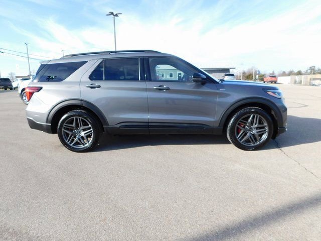 Used 2025 Ford Explorer ST-Line w/ ST-Line Street Pack image 2