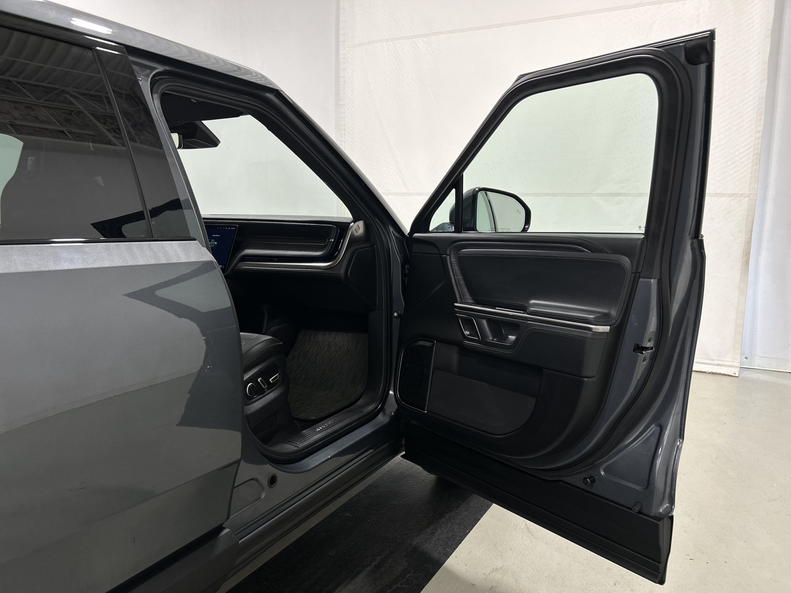Used 2024 Rivian R1T Adventure AWD/4WD image 18