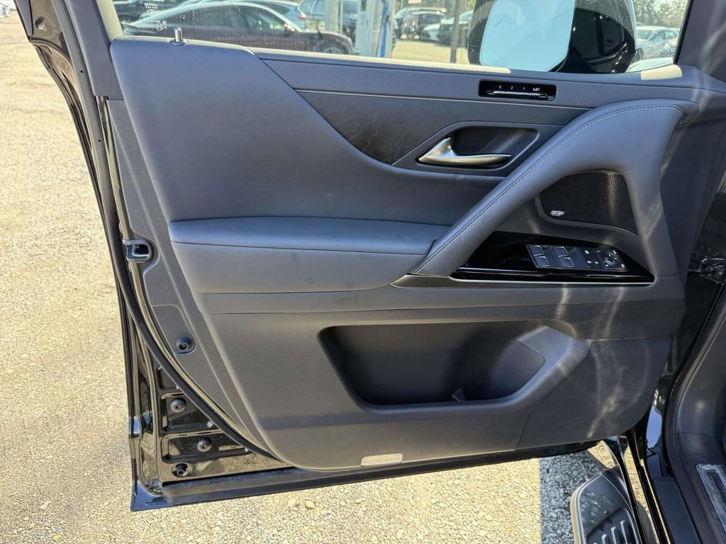 Used 2024 Lexus LX 600 4WD w/ Luxury Package image 12