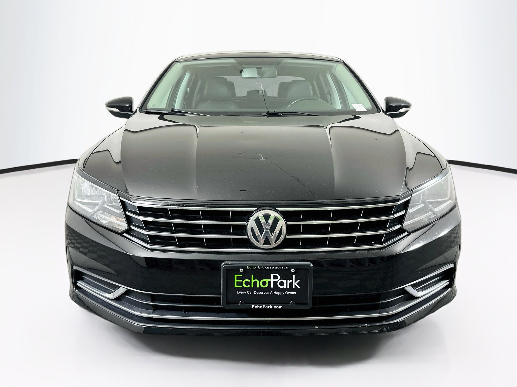 Used 2018 Volkswagen Passat 2.0T SE FWD image 2