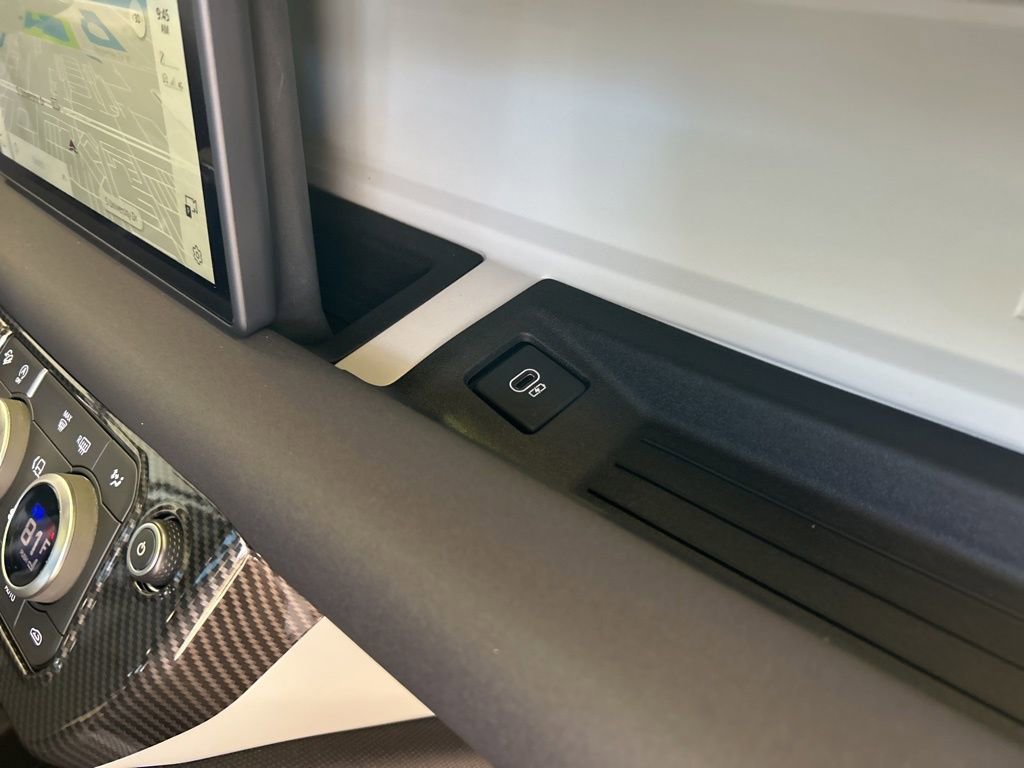 Used 2023 Land Rover Defender 110 X-Dynamic SE image 32