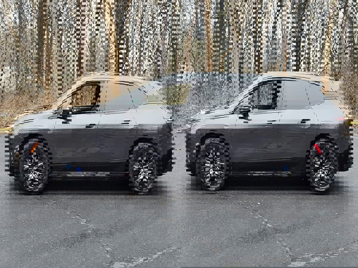 Used 2024 BMW iX xDrive50 w/ Premium Package image 3