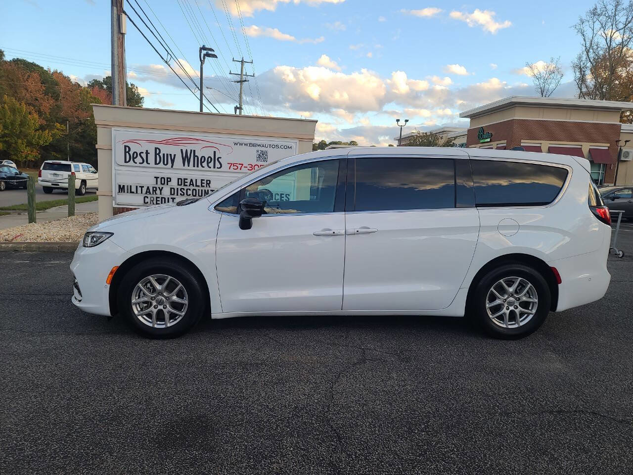 Used 2025 Chrysler Pacifica Select FWD image 3